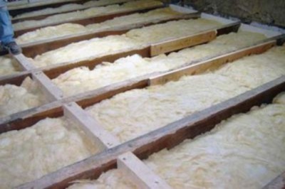 Grumes - poutres transversales en bois ou en polymère Pour les planchers, utilisez principalement des bûches de bois