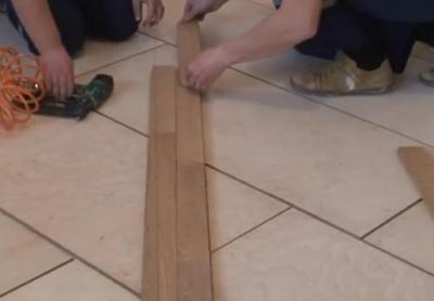 Pose de parquet de type pièce sur un contreplaqué Plancher pour parquet à la pièce