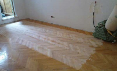 On enlève l'ancien vernis Nettoyage de parquet