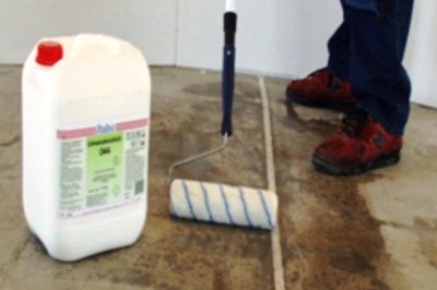 La base doit être apprêtée. Une couche de terre est appliquée sur la base.