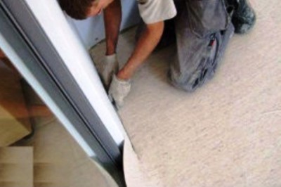 La pose de linoléum sur linoléum est effectuée selon les règles standard La pose de linoléum sur linoléum s'effectue selon les règles traditionnelles