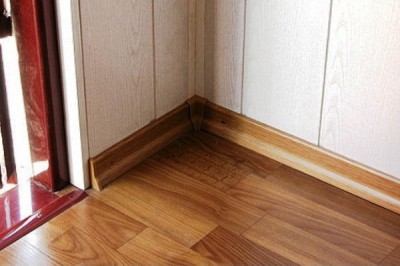 Ne pas fixer de linoléum sur la surface rugueuse n'est pas recommandé Il est conseillé de fixer les nappes de linoléum à la base brute