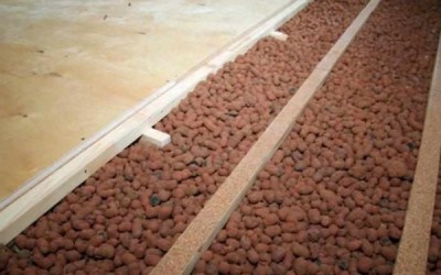 Réchauffement d'un plancher en bois avec couche d'argile expansée Réchauffement d'un plancher en bois avec couche d'argile expansée