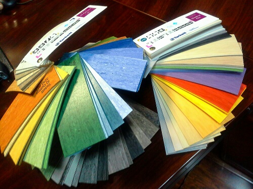 Linoléum homogène: revue du revêtement éternel + de sa technologie d'installation