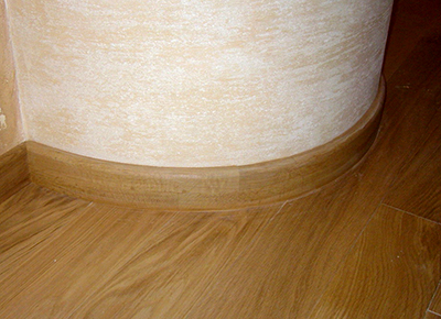 Modèles de plinthes en plastique avec bords très flexibles et ajustés Modèles de plinthes en plastique avec bords très flexibles et ajustés