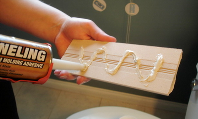 Fixation de la plinthe sur des ongles liquides Fixation de la plinthe sur des ongles liquides