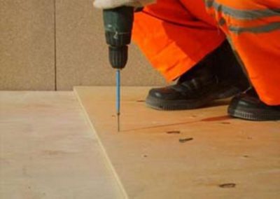 Préparer les planchers en bois pour un stratifié: installer du contreplaqué Installation d'une base en contreplaqué sous le stratifié