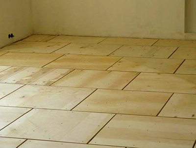 Aligner le plancher en bois avec du contreplaqué: tout sur la pose de contreplaqué sur une base en bois