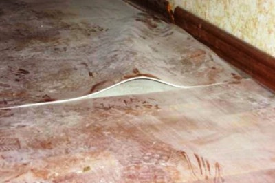 Il vaut mieux enlever la vieille poussière et les vagues. Ancien linoléum démantelé sans regrets