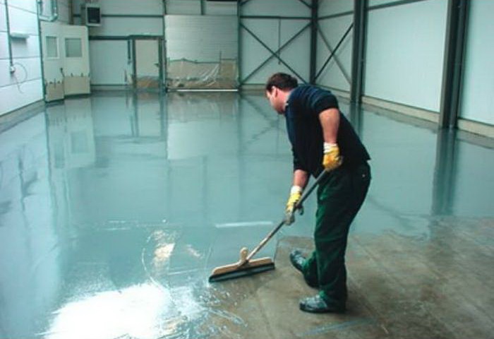 Planchers époxy en vrac: un aperçu de la technologie d'installation + les problèmes environnementaux