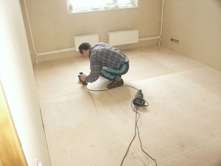 Comment niveler le sol sous le linoléum: travailler avec des bases en bois et en béton