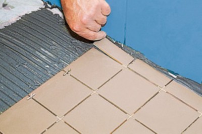 Le rognage est placé dans des endroits cachés de la vue. Empilage de pièces garnies