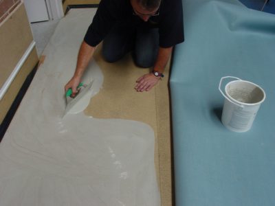 Comment poser le linoléum Comment coller du linoléum