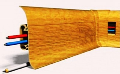 Plinthe en plastique avec espace technologique pour la pose de câbles Plinthe en plastique avec évidement pour le passage des câbles