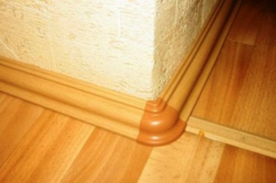 Vous pouvez clouer la plinthe au sol ou au mur Comment clouer une plinthe, la fixer au mur ou au sol