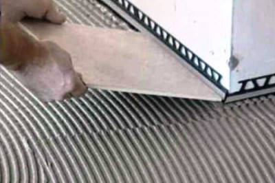 Plus les éléments sont grands, plus les arêtes sont grandes Pour la pose de gros éléments, vous avez besoin d'un grand relief de colle