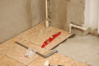 Garniture de carreaux de sol À l'intersection des pipelines, couper