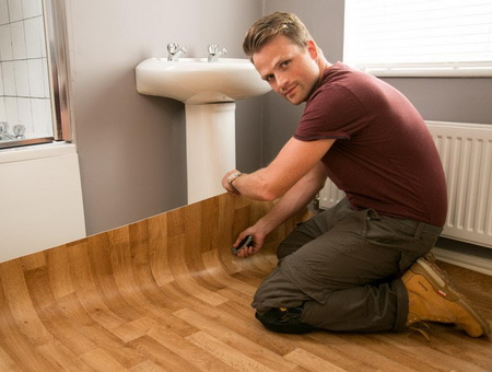 Comment fabriquer des sols en linoléum de vos propres mains: une comparaison des méthodes adhésives et sans adhésif