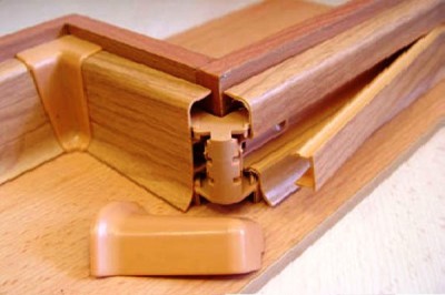 Les extrémités et les coins se ferment avec des capuchons Embouts pour masquer les joints bout à bout et les angles