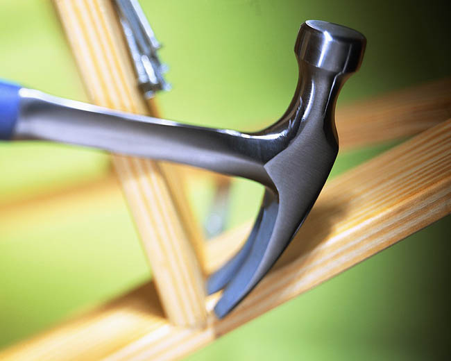 Comment clouer une plinthe: les nuances du travail avec des planches en bois et en plastique