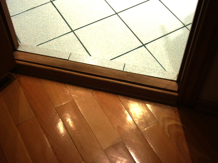 Démontage de l'ancien et installation d'un nouveau seuil de porte en bois