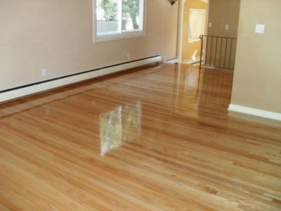 Les défauts sur la surface du vernis du parquet indiquent le plus souvent un non-respect des règles de performance de la peinture Les défauts sur la surface du vernis du parquet indiquent le plus souvent un non-respect des règles de performance de la peinture