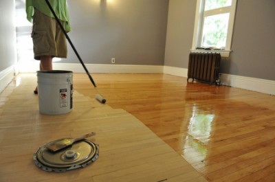 Une nouvelle application de vernis sur le parquet fera briller la surface mate. Une nouvelle application de vernis sur le parquet fera briller la surface mate.