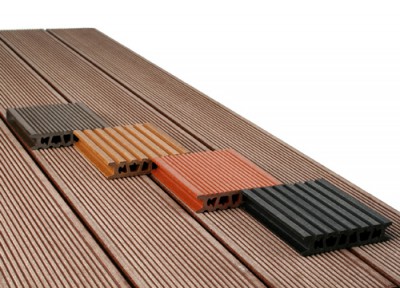 Sur la surface de la plupart des planches de terrasse, il y a des rainures - pour un effet antidérapant et un drainage de l'eau Sur la surface de la plupart des planches de terrasse, il y a des rainures - pour un effet antidérapant et un drainage de l'eau