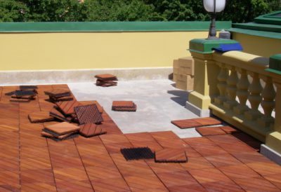 La façon la plus simple de poser du parquet de jardin sur du béton La façon la plus simple de poser du parquet de jardin sur du béton