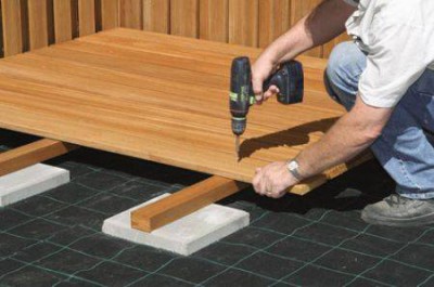 Sous les bûches, des carreaux de céramique ou d'autres matériaux de faible épaisseur sont posés Sous les bûches, des carreaux de céramique ou d'autres matériaux de faible épaisseur sont posés