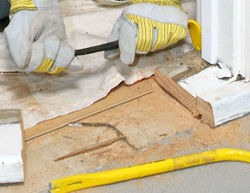 Vous pouvez démonter l'ancien seuil avec un pied de biche et un arrache-clou Vous pouvez démonter l'ancien seuil avec un pied de biche et un arrache-clou