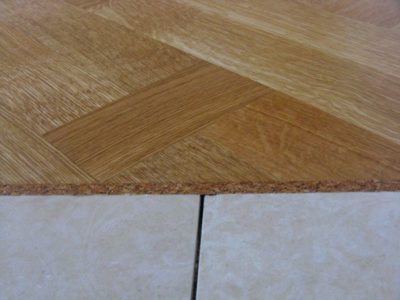 Compensateur en liège entre parquet et carrelage presque invisible Compensateur en liège entre parquet et carrelage presque invisible