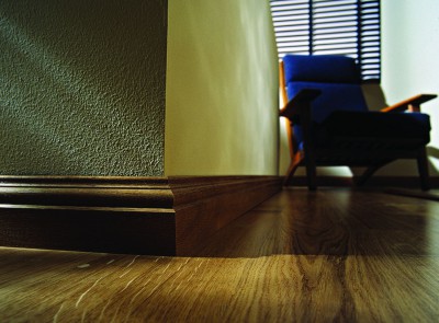 Les plinthes plaquées ne sont pas pires qu'un produit d'une gamme de races précieuses Les plinthes plaquées ne sont pas pires qu'un produit d'une gamme de races précieuses