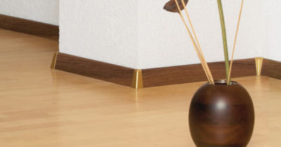 Plinthe laminée - accessoires pratiques et économiques pour parquet Plinthe laminée - accessoires pratiques et économiques pour parquet