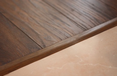 Les seuils stratifiés, choisis dans le ton du bois, ont un aspect très organique sur le fond du parquet Les seuils stratifiés, choisis dans le ton du bois, ont un aspect très organique sur le fond du parquet