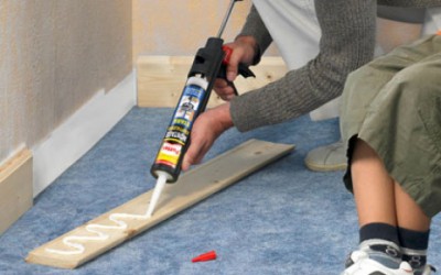 Les plinthes en bois peuvent-elles être montées sur des clous liquides?