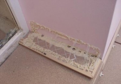 Les murs et les sols doivent être parfaitement plats. Les murs et les sols doivent être parfaitement plats.