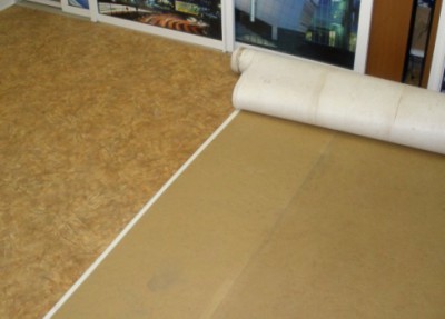 La base du linoléum ne doit pas présenter de défauts La base du linoléum doit être plate