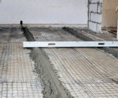 La base traditionnelle pour les carreaux de céramique - chape de ciment - peut même être faite sur un plancher en bois La base traditionnelle pour les carreaux de céramique - chape de ciment - peut même être faite sur un plancher en bois