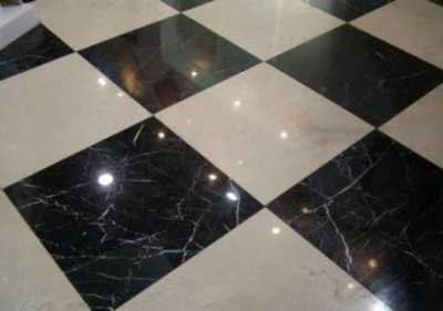 Est-il vraiment possible de poser des carreaux sur les carreaux de la salle de bain?