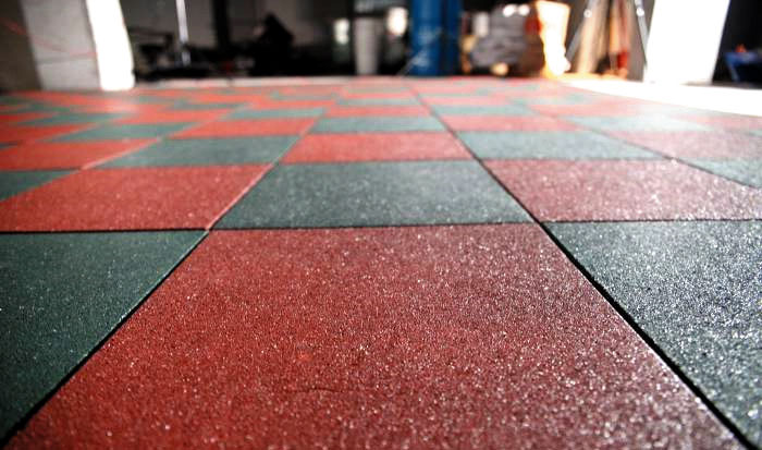 Carreaux de chapelure en caoutchouc - technologie pour la pose de modules en caoutchouc et de carreaux en morceaux