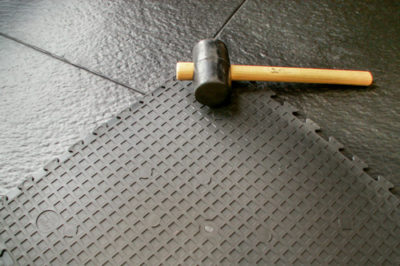 Les modules en caoutchouc s'adaptent facilement sur n'importe quelle base plate grâce aux joints de verrouillage Les modules en caoutchouc s'adaptent facilement sur n'importe quelle base plate grâce aux joints de verrouillage