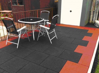 Les carreaux de caoutchouc peuvent devenir la décoration du sol d'une terrasse ou d'un balcon Les carreaux de caoutchouc peuvent devenir la décoration du sol d'une terrasse ou d'un balcon