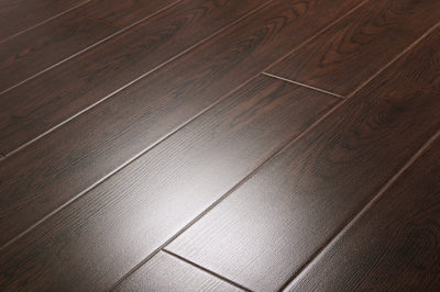 Le chanfrein prolonge la durée de vie du stratifié Le chanfrein prolonge la durée de vie du stratifié