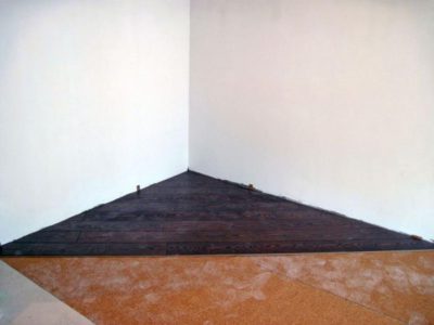 L'option la plus simple consiste à commencer à poser des bandes diagonales sous un angle L'option la plus simple consiste à commencer à poser des bandes diagonales sous un angle