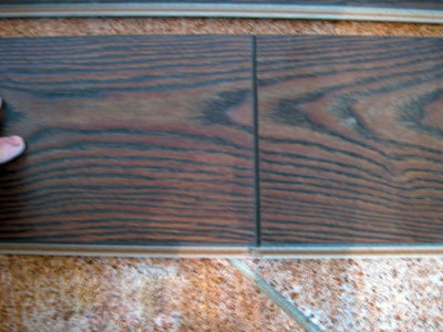 Pour un montage en diagonale, les verrous d'extrémité s'enclenchent en premier Pour un montage en diagonale, les verrous d'extrémité s'enclenchent en premier