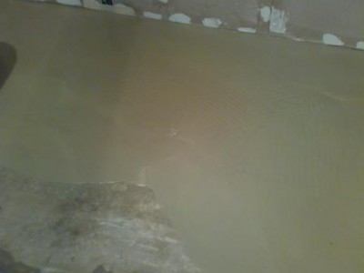 L'application d'un mélange autonivelant ressemble à ceci L'application d'un mélange autonivelant ressemble à ceci