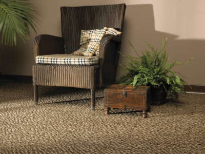 Le revêtement en sisal ne peut être aspiré que par le vide, il ne doit jamais être lavé! Le revêtement en sisal ne peut être aspiré que par le vide, il ne doit jamais être lavé!