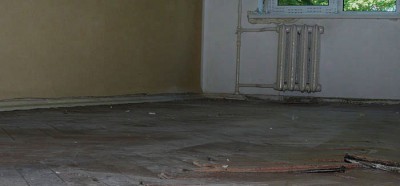Comment démonter un parquet collé sur une chape de gypse?