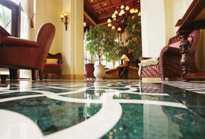 Le marbre a un large éventail de nuances, ce qui vous permet de créer des sols multicolores avec un motif. Le marbre a un large éventail de nuances, ce qui vous permet de créer des sols multicolores avec un motif.